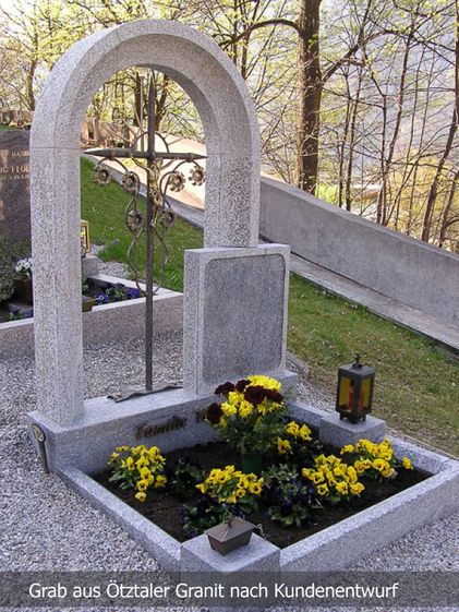 Grabdenkmal aus Stein