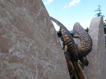 Grabdenkmal aus Kramsacher Marmor Rot